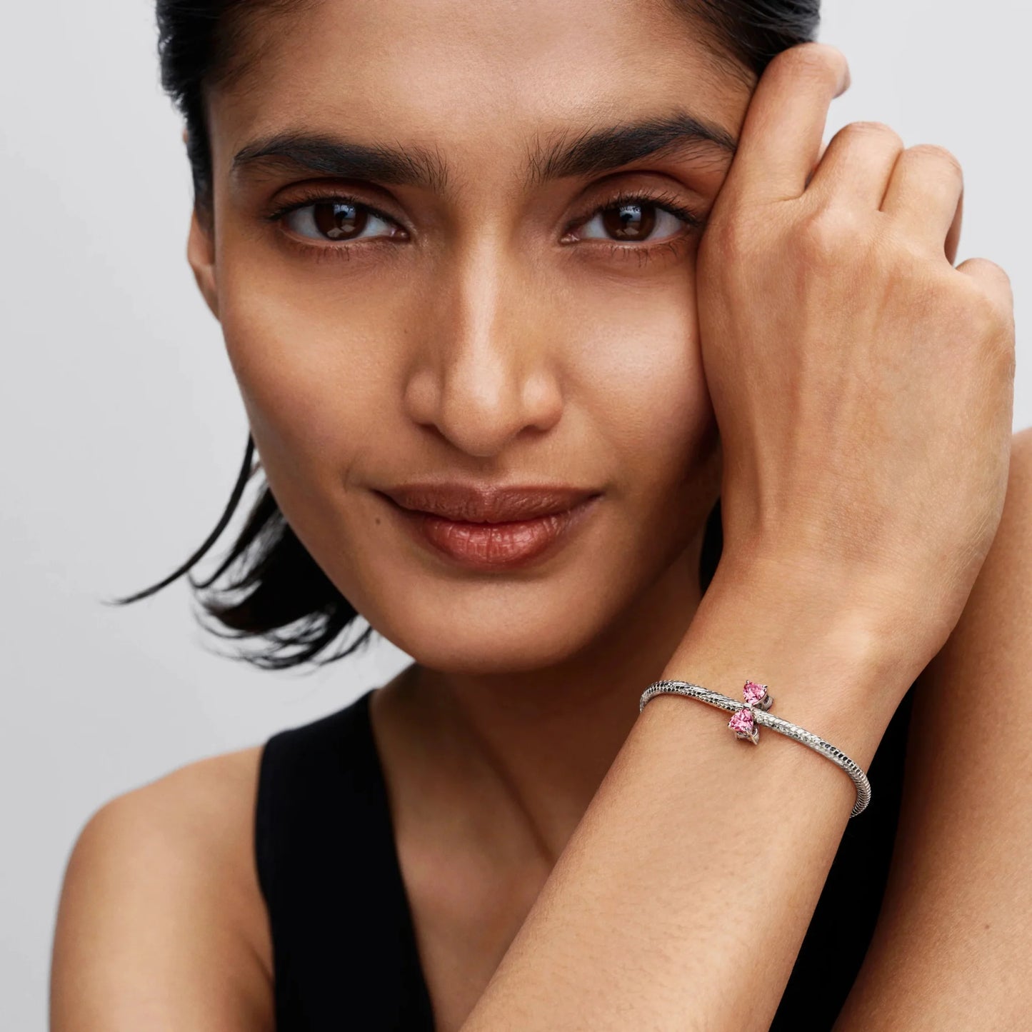 Rožinis karoliukas „Kaspinėlis“ - Pandora Lietuva