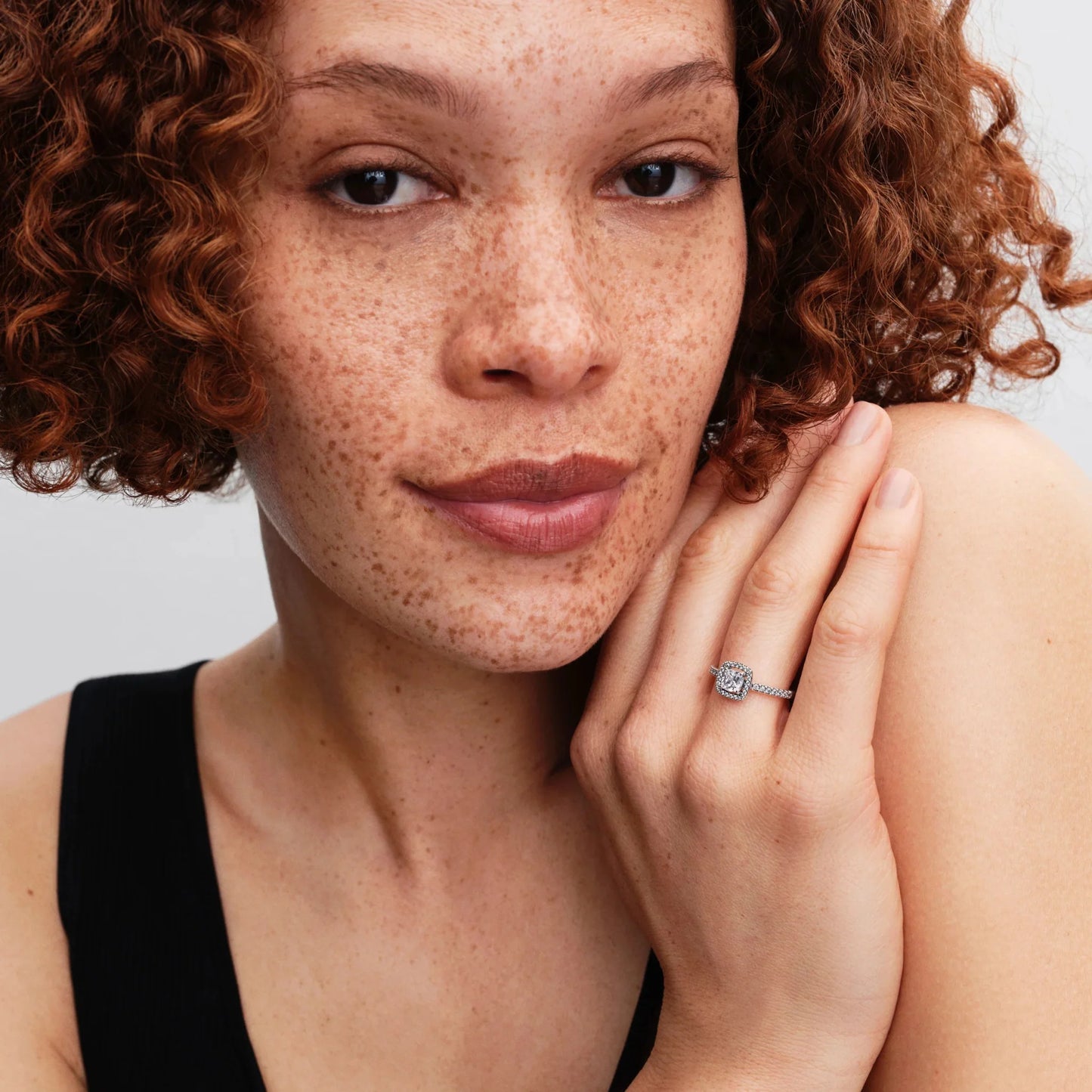 Spindintis žiedas su kvadrato formos aureole - Pandora Lietuva