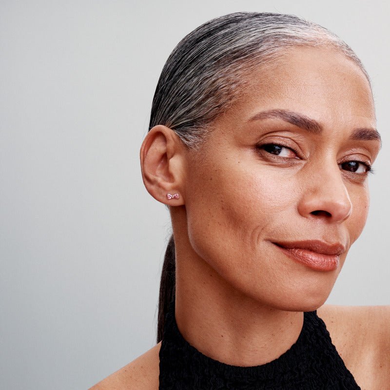 Spindintys rožiniai įsmeigiami auskarai su kaspinėliu - Pandora Lietuva