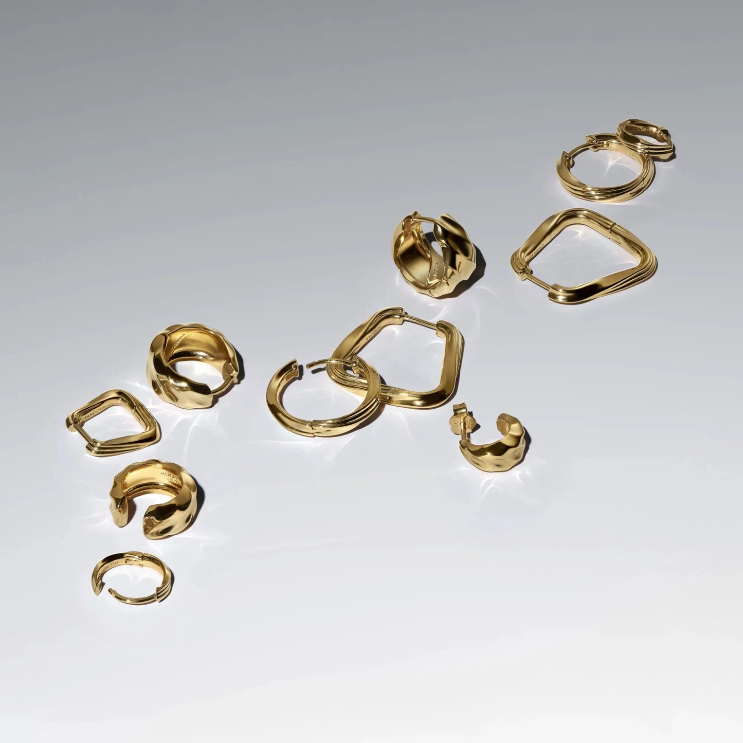 Sukti lankelio formos auskarai - Pandora Lietuva