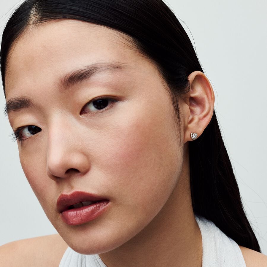 Žėrintys auskarai - smeigės su iškilia širdele - Pandora Lietuva